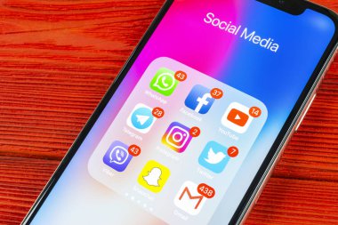 Sankt-Petersburg, Rusya, 2 Eylül 2018: Apple iphone X ile sosyal medya facebook, instagram, heyecan, snapchat, google uygulama ekranda simgeler. Sosyal medya simgeler. Sosyal ağ