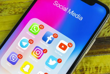 Sankt-Petersburg, Rusya, 2 Eylül 2018: Apple iphone X ile sosyal medya facebook, instagram, heyecan, snapchat, google uygulama ekranda simgeler. Sosyal medya simgeler. Sosyal ağ