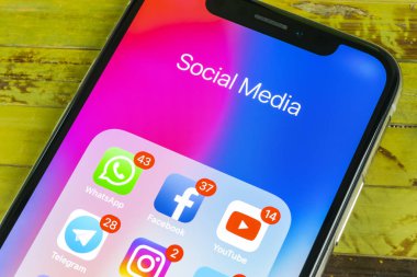 Sankt-Petersburg, Rusya, 2 Eylül 2018: Apple iphone X ile sosyal medya facebook, instagram, heyecan, snapchat, google uygulama ekranda simgeler. Sosyal medya simgeler. Sosyal ağ