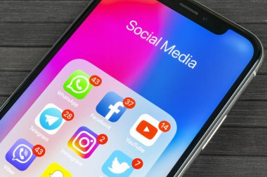 Sankt-Petersburg, Rusya, 2 Eylül 2018: Apple iphone X ile sosyal medya facebook, instagram, heyecan, snapchat, google uygulama ekranda simgeler. Sosyal medya simgeler. Sosyal ağ