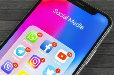 Sankt-Petersburg, Rusya, 2 Eylül 2018: Apple iphone X ile sosyal medya facebook, instagram, heyecan, snapchat, google uygulama ekranda simgeler. Sosyal medya simgeler. Sosyal ağ