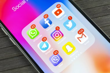 Sankt-Petersburg, Rusya, 2 Eylül 2018: Apple iphone X ile sosyal medya facebook, instagram, heyecan, snapchat, google uygulama ekranda simgeler. Sosyal medya simgeler. Sosyal ağ