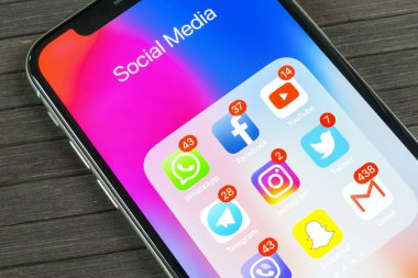 Sankt-Petersburg, Rusya, 2 Eylül 2018: Apple iphone X ile sosyal medya facebook, instagram, heyecan, snapchat, google uygulama ekranda simgeler. Sosyal medya simgeler. Sosyal ağ