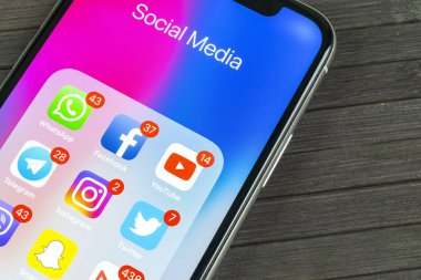 Sankt-Petersburg, Rusya, 2 Eylül 2018: Apple iphone X ile sosyal medya facebook, instagram, heyecan, snapchat, google uygulama ekranda simgeler. Sosyal medya simgeler. Sosyal ağ