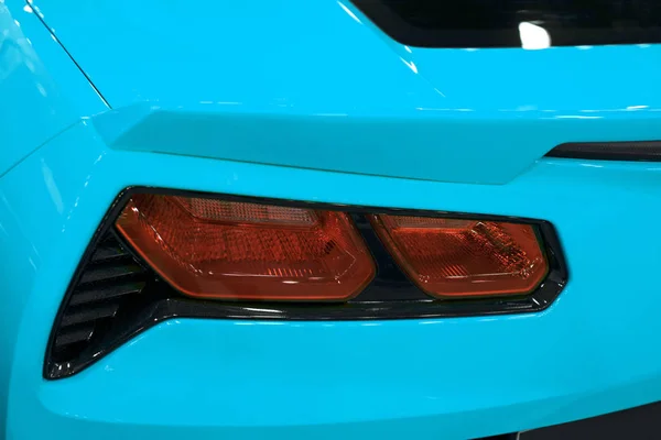 Червоне Заднє Світло Сучасному Синьому Спортивному Автомобілі Відображенням Крупним Планом — стокове фото