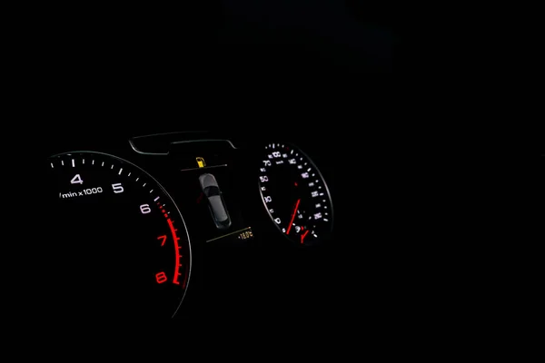 車の速度計のショットを閉じます 車のダッシュボード 表示灯付きダッシュボードの詳細車の楽器パネル 速度計 タコメーター オドメーター付きのダッシュボード 車の詳細 近代的なインテリア — ストック写真