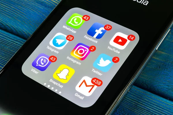 Sankt-Petersburg, Rusya, 2 Eylül 2018: Apple iphone X ile sosyal medya facebook, instagram, heyecan, snapchat, google uygulama ekranda simgeler. Sosyal medya simgeler. Sosyal ağ