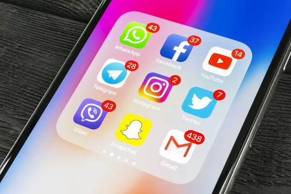 Sankt-Petersburg, Rusya, 2 Eylül 2018: Apple iphone X ile sosyal medya facebook, instagram, heyecan, snapchat, google uygulama ekranda simgeler. Sosyal medya simgeler. Sosyal ağ