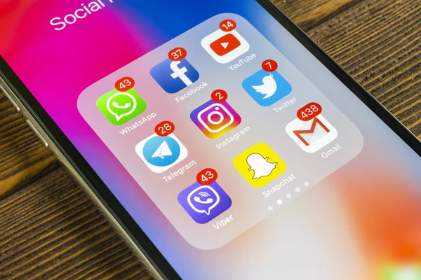 Sankt-Petersburg, Rusya, 2 Eylül 2018: Apple iphone X ile sosyal medya facebook, instagram, heyecan, snapchat, google uygulama ekranda simgeler. Sosyal medya simgeler. Sosyal ağ