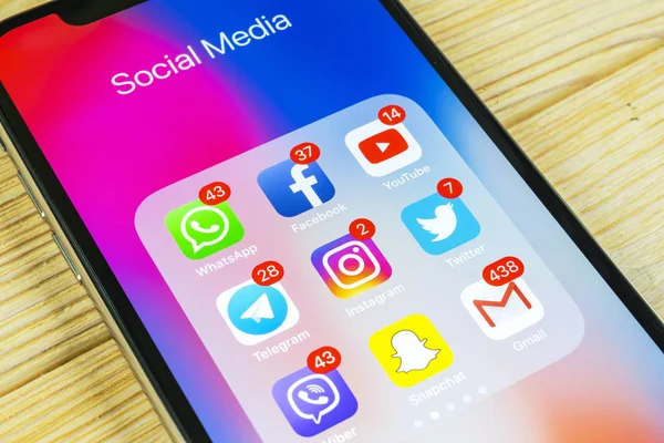 Sankt-Petersburg, Rusya, 2 Eylül 2018: Apple iphone X ile sosyal medya facebook, instagram, heyecan, snapchat, google uygulama ekranda simgeler. Sosyal medya simgeler. Sosyal ağ
