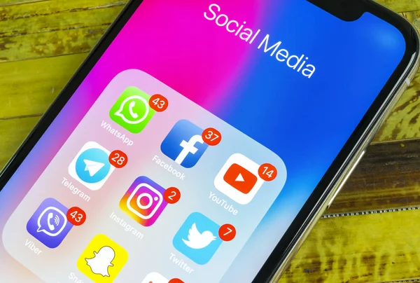 Sankt-Petersburg, Rusya, 2 Eylül 2018: Apple iphone X ile sosyal medya facebook, instagram, heyecan, snapchat, google uygulama ekranda simgeler. Sosyal medya simgeler. Sosyal ağ