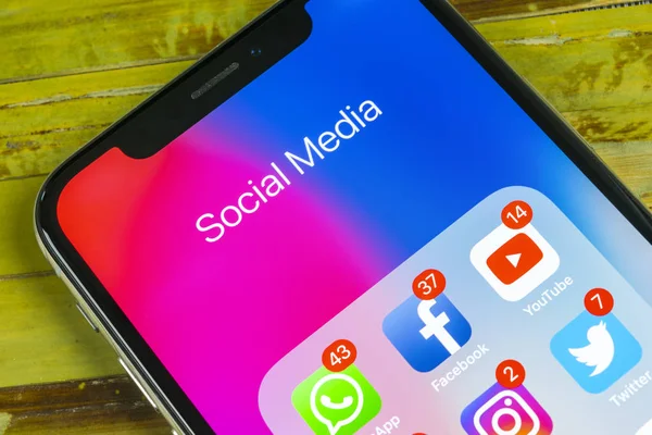 Sankt-Petersburg, Rusya, 2 Eylül 2018: Apple iphone X ile sosyal medya facebook, instagram, heyecan, snapchat, google uygulama ekranda simgeler. Sosyal medya simgeler. Sosyal ağ