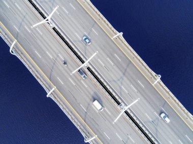 Okyanus otoyol hava görünümünü. Köprülü kavşak geçiş arabalar Üstgeçit. Otoyol kavşağı trafik ile. Havadan kuşbakışı göz karayolu. Ekspres. Yol kavşağı. Geçen araba. Köprü trafiği olan