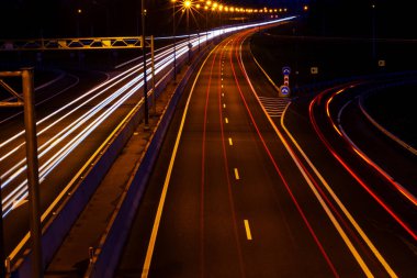 Otomobil hafif kavisli karayolu üzerinde geceleri yenik durumda. Gece trafik yollar. Hareket bulanıklığı. Gece şehir yol trafik Far hareket ile. Cityscape. Araç hareket bulanıklığı tarafından yol ışık.