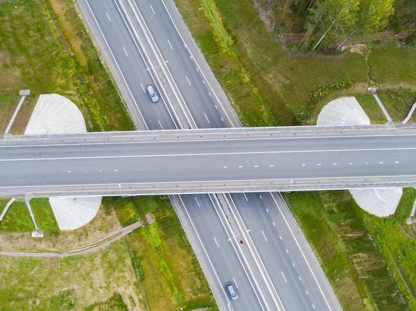Luchtfoto Van Snelweg Stad Auto Die Het Viaduct Oversteken Snelwegknooppunt — Stockfoto