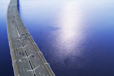 Okyanus otoyol hava görünümünü. Köprülü kavşak geçiş arabalar Üstgeçit. Otoyol kavşağı trafik ile. Havadan kuşbakışı göz karayolu. Ekspres. Yol kavşağı. Geçen araba. Köprü trafiği olan