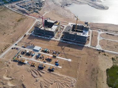 Bir inşaat vinç kuleye hava bakış. Üstten görünüm vinç ve çalışma ilerleme bina. İşçi. Drone inşaat sitesini görüntüleyin. Hava üst bir vinç ile yeni binalar görüntüleyin. Kule vinç