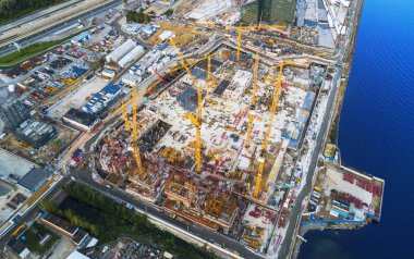 Bir inşaat vinç kuleye hava bakış. Üstten görünüm vinç ve çalışma ilerleme bina. İşçi. Drone inşaat sitesini görüntüleyin. Hava üst bir vinç ile yeni binalar görüntüleyin. Kule vinç