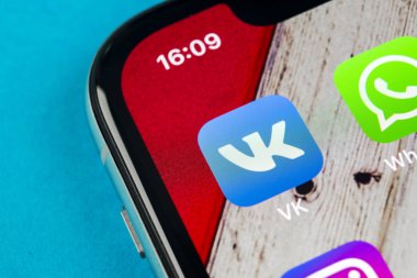 Sankt-Petersburg, Rusya, 19 Eylül 2018: Vkontakte uygulama simgesi üzerinde Apple iphone X ekran yakın çekim. VK app simgesi. VKontakte mobil uygulama. Sosyal medya ağı. Sosyal medya simge