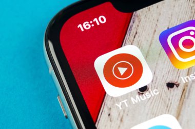 Sankt-Petersburg, Rusya, 19 Eylül 2018: Youtube müzik uygulama simgesi üzerinde Apple iphone X smartphone ekran yakın çekim. YouTube müzik app simgesi. Sosyal medya simge. Sosyal ağ