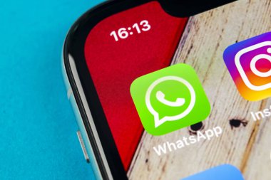 Sankt-Petersburg, Rusya, 19 Eylül 2018: Whatsapp messenger uygulama simgesi Apple iphone X smartphone ekran yakın çekim. Whatsapp messenger app simgesi. Sosyal medya simge. Sosyal ağ