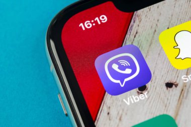Sankt-Petersburg, Rusya, 19 Eylül 2018: Viber uygulama simgesi üzerinde Apple iphone X smartphone ekran yakın çekim. Viber app simgesi. Sosyal medya simge. Sosyal ağ