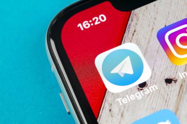 Sankt-Petersburg, Rusya, 19 Eylül 2018: Telgraf uygulama simgesi üzerinde Apple iphone X ekran yakın çekim. Telgraf app simgesi. Telgraf bir online sosyal medya sosyal ağdır. Sosyal medya uygulaması