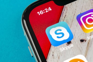 Sankt-Petersburg, Rusya, 19 Eylül 2018: Skype uygulama simgesi üzerinde Apple iphone X smartphone ekran yakın çekim. Skype messenger app simgesi. Sosyal medya simge. Sosyal ağ. Skype app simgesi.