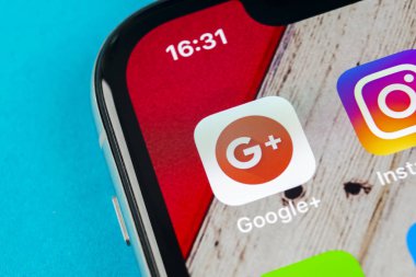 Sankt-Petersburg, Rusya, 19 Eylül 2018: Google uygulama simgesi üzerinde Apple iphone X smartphone ekran yakın çekim artı. Google plus app simgesi. Google +. Sosyal medya simge. Sosyal ağ