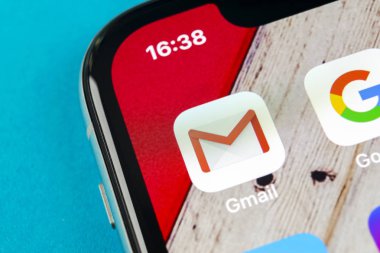 Sankt-Petersburg, Rusya, 19 Eylül 2018: Google Gmail uygulama simgesi üzerinde Apple iphone X smartphone ekran yakın çekim. Gmail app simgesi. Gmail popüler Internet online e-postadır. Sosyal medya simge  
