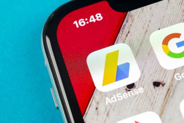 Sankt-Petersburg, Rusya, 19 Eylül 2018: Google Adsense uygulama simgesi üzerinde Apple iphone X ekran yakın çekim. Google Adsense app simgesi. Google Adsense uygulaması. Sosyal medya ağı