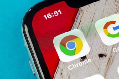Sankt-Petersburg, Rusya, 19 Eylül 2018: Google Chrome uygulama simgesi üzerinde Apple iphone X ekran yakın çekim. Google Chrome app simgesi. Google Chrome uygulama. Sosyal medya ağı