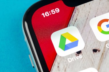 Sankt-Petersburg, Rusya, 19 Eylül 2018: Google sürücü uygulama simgesi üzerinde Apple iphone X ekran yakın çekim. Google götürmek kutsal kişilerin resmi. Google sürücü uygulama. Sosyal medya ağı