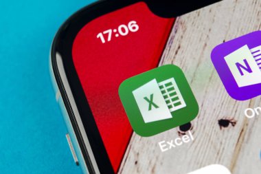 Sankt-Petersburg, 19 Eylül 2018: Microsoft Exel uygulama simgesi üzerinde Apple iphone X ekran yakın çekim. Microsoft office Exel app simgesi. Microsoft office üstünde hareket eden telefon. Sosyal medya