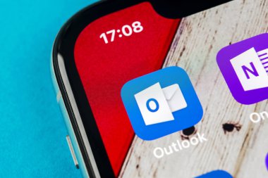 Sankt-Petersburg, Rusya, 19 Eylül 2018: Microsoft Outlook office uygulama simgesini Apple iphone X ekran yakın çekim. Microsoft outlook app simgesi. Microsoft Outlook uygulama. Sosyal medya ağı