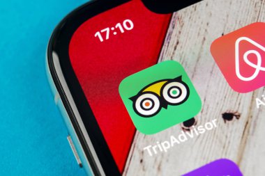 Sankt-Petersburg, Rusya, 19 Eylül: Tripadvisor uygulama simgesi üzerinde Apple iphone X ekran yakın çekim. TripAdvisor.com app simgesi. Sosyal medya ağı. Sosyal medya uygulaması