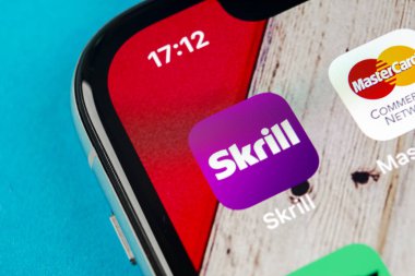 Sankt-Petersburg, 19 Eylül 2018: Skrill uygulama simgesi üzerinde Apple iphone X smartphone ekran yakın çekim. Skrill app simgesi. Skrill bir online elektronik finans ödeme sistemidir.