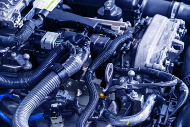 Araba motoru. Araba motor bölümü. Bir içten yanmalı motor yakın çekim görüntüsü. Yeni bir araba motoru detaylandırma.