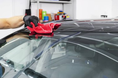 Araba mikrofiber bez, araba ayrıntılı (veya valeting) kavramı temizlik bir adam. Seçici odak. Araba ayrıntılı. Süngerle Temizleme. Temizlik işçisi. Mikrofiber ve temizleme solüsyonu temizlemek için