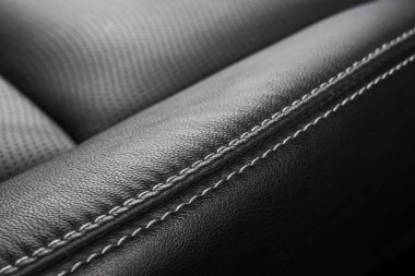 Modern lüks araba siyah deri iç. Deri oto koltuğu ayrıntılar bölümü. Prestij modern araba iç. Konforlu deri koltuklar. Siyah deri delikli. Araba Detaylandırma