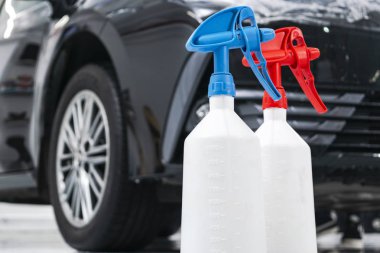 Bir carwash otomobillerde. Oto yıkama köpüklü oto yıkama istasyonu. Cennet. Çamaşır makinesi istasyonda. Araba yıkama kavramı. Araba Detaylandırma