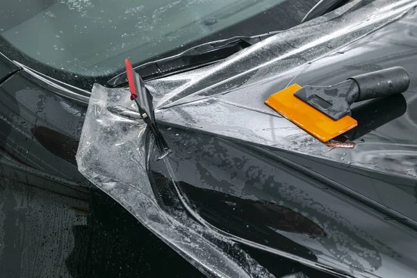 Especialista Envoltura Automóviles Poniendo Papel Vinilo Película Coche Película Protectora —  Fotos de Stock