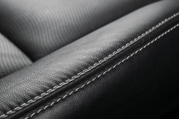 モダンな高級車ブラック レザー インテリア 革の車の座席詳細の一部です 名声の現代の車のインテリア 快適な革張りの椅子 ブラック パンチング レザーです 車の詳細 — ストック写真