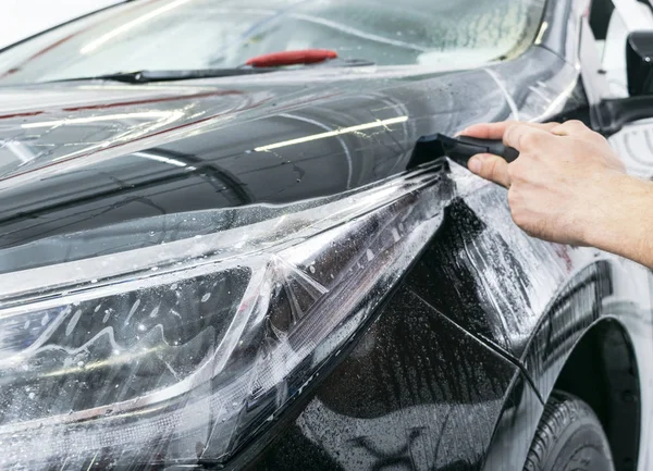 Αυτοκίνητο Ειδικός Αναδίπλωσης Βάζοντας Βινυλίου Αλουμινόχαρτο Μεμβράνη Στο Αυτοκίνητο Προστατευτική — Φωτογραφία Αρχείου