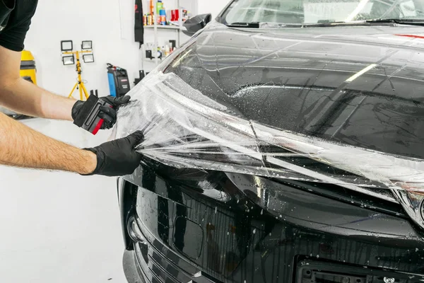 Especialista Embrulho Carro Colocando Folha Vinil Filme Carro Filme Protecção — Fotografia de Stock