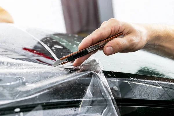 Car Wrapping Specialist Att Sätta Vinyl Folie Eller Film Bil — Stockfoto