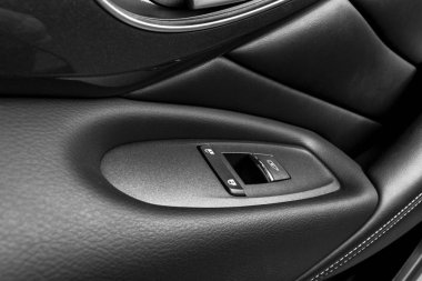 Kapı kolu güç pencere denetim düğmeleri bir lüks yolcu araba ile. Siyah deri iç lüks modern otomobil dikişli delikli. Modern araba iç ayrıntılar. Araba Detaylandırma.