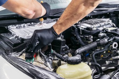 Bir carwash otomobillerde. Oto yıkama köpüklü oto yıkama istasyonu. Cennet. Çamaşır makinesi istasyonda. Araba yıkama kavramı. Araba ayrıntılı. Bir adam temizlik araba. Temizlik işçisi. 