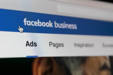 Sankt-Petersburg, Rusya, 26 Eylül 2018: Facebook reklamları uygulama simgesi Apple imac ekran yakın çekim. Facebook iş app simgesi. Facebook reklamları mobil uygulama. Sosyal medya ağı