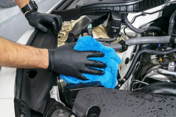 Homem Limpando Carro Com Pano Microfibra Detalhes Carro Conceito Camareiro — Fotografia de Stock